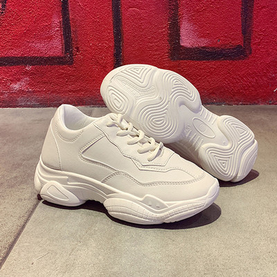 Καθημερινά γυναικεία αθλητικά παπούτσια με σκληρή σόλα σε λευκό χρώμα