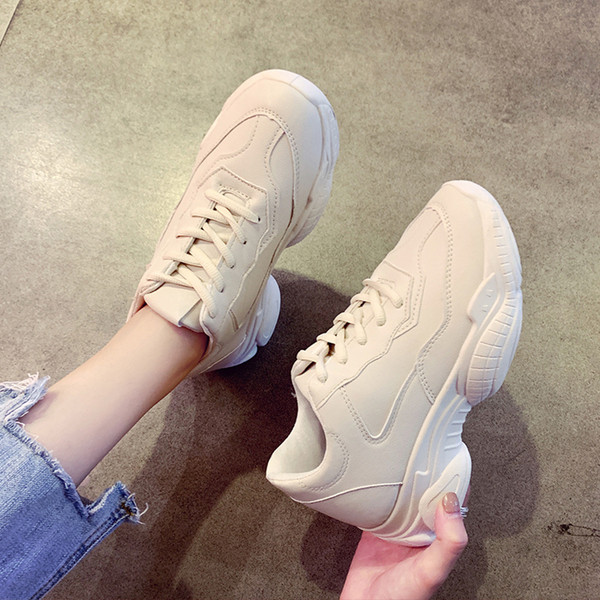 Καθημερινά γυναικεία αθλητικά παπούτσια με σκληρή σόλα σε λευκό χρώμα