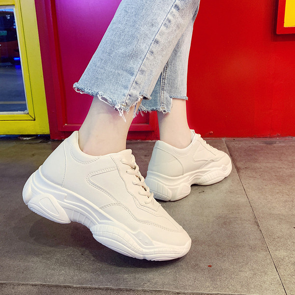 Καθημερινά γυναικεία αθλητικά παπούτσια με σκληρή σόλα σε λευκό χρώμα