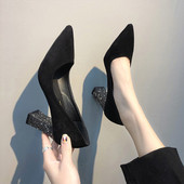 Κομψά γυναικεία παπούτσια με γυαλιστερό τακούνι σε δύο χρώματα