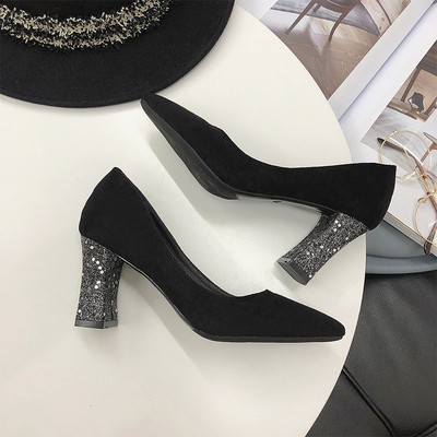 Κομψά γυναικεία παπούτσια με γυαλιστερό τακούνι σε δύο χρώματα