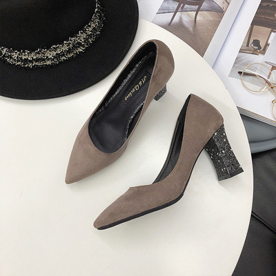 Κομψά γυναικεία παπούτσια με γυαλιστερό τακούνι σε δύο χρώματα