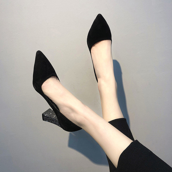 Κομψά γυναικεία παπούτσια με γυαλιστερό τακούνι σε δύο χρώματα