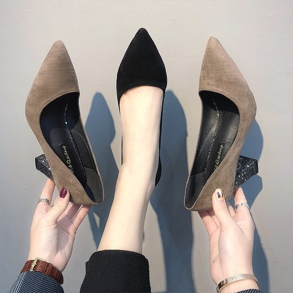 Κομψά γυναικεία παπούτσια με γυαλιστερό τακούνι σε δύο χρώματα