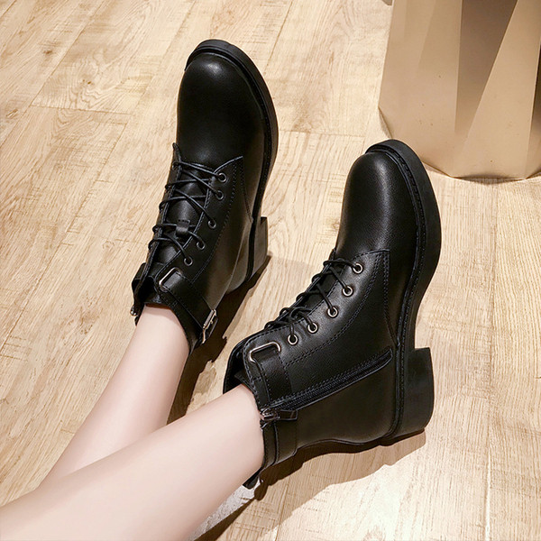 Γυναικείες οικολογικές δερμάτινες μπότες σε μαύρο και άσπροχρώμα με φερμουάρ