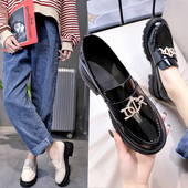 Stílusos női alkalmi cipő fém díszítéssel, két színben