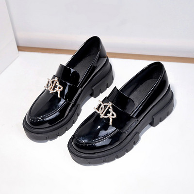 Stílusos női alkalmi cipő fém díszítéssel, két színben