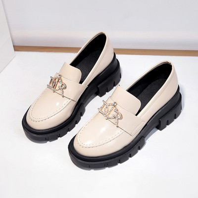 Stílusos női alkalmi cipő fém díszítéssel, két színben