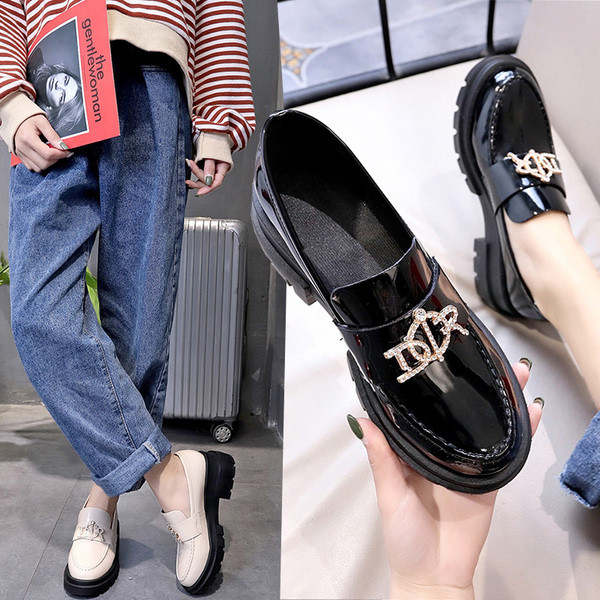 Stílusos női alkalmi cipő fém díszítéssel, két színben