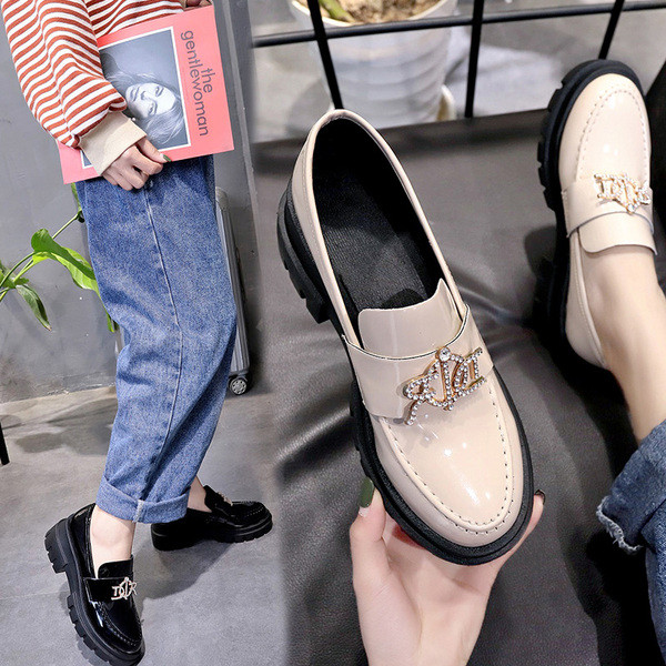 Stílusos női alkalmi cipő fém díszítéssel, két színben