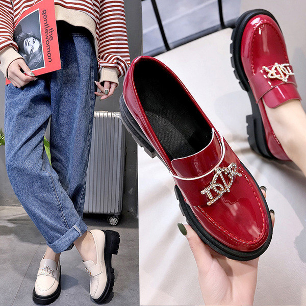 Stílusos női alkalmi cipő fém díszítéssel, két színben