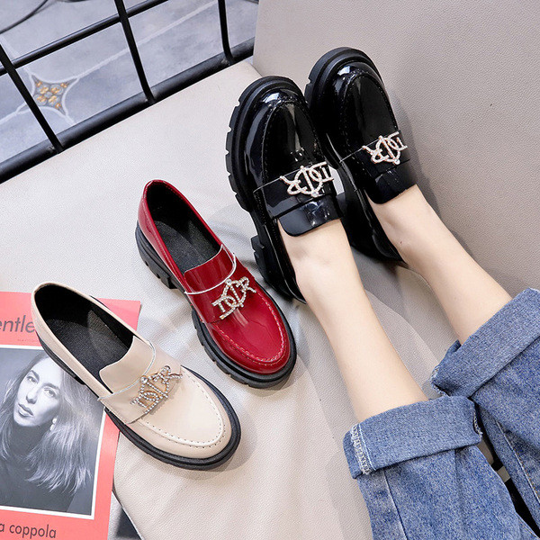 Stílusos női alkalmi cipő fém díszítéssel, két színben