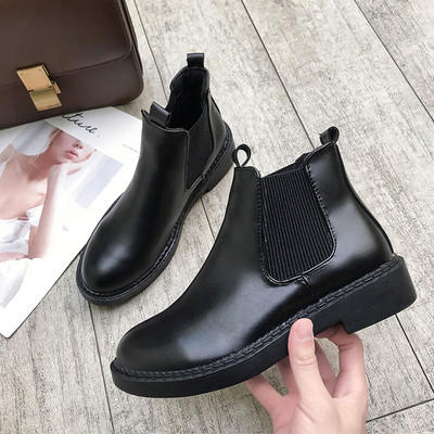 Model actual de damă din piele artificială ascuțită în negru