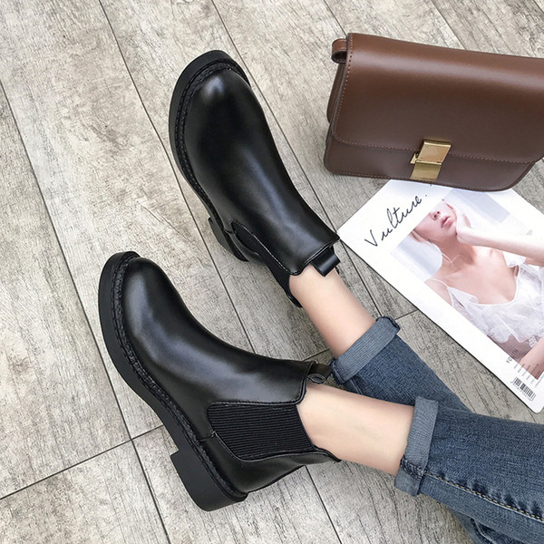 Model actual de damă din piele artificială ascuțită în negru