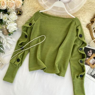 Modern női blúz gombokkal és kerek nyakkivágással