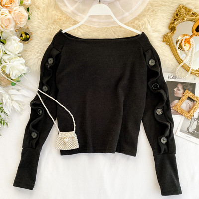 Modern női blúz gombokkal és kerek nyakkivágással