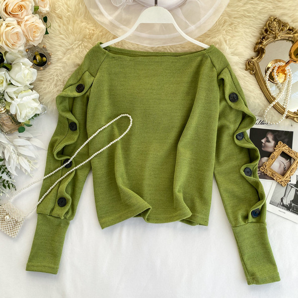 Modern női blúz gombokkal és kerek nyakkivágással