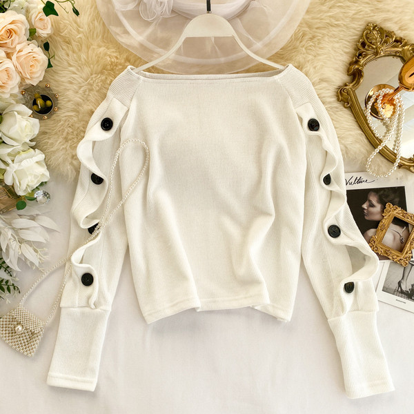 Modern női blúz gombokkal és kerek nyakkivágással