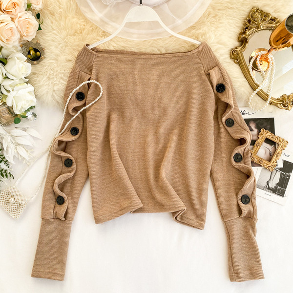 Modern női blúz gombokkal és kerek nyakkivágással