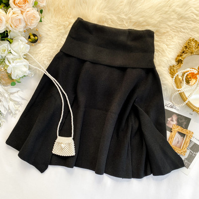 Μοντέρνο γυναικείο πουλόβερ με στρογγυλό ντεκολτέ