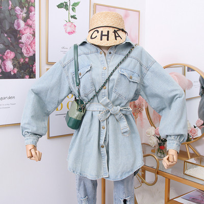 Modern női ing klasszikus gallérral, világos és sötétkék övvel