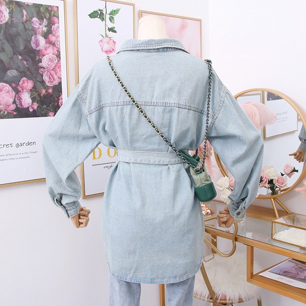 Modern női ing klasszikus gallérral, világos és sötétkék övvel