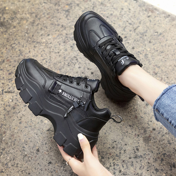 Μοντέρνα γυναικεία αθλητικά παπούτσια με μαύρο και άσπρο χρώμα