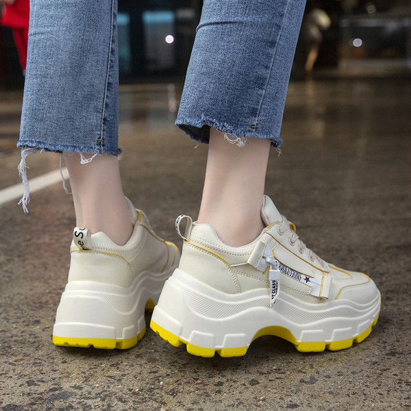 Μοντέρνα γυναικεία αθλητικά παπούτσια με μαύρο και άσπρο χρώμα