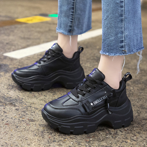 Μοντέρνα γυναικεία αθλητικά παπούτσια με μαύρο και άσπρο χρώμα