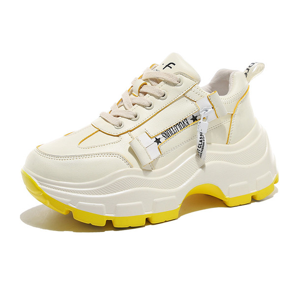 Μοντέρνα γυναικεία αθλητικά παπούτσια με μαύρο και άσπρο χρώμα