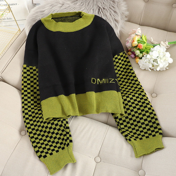 Μοντέρνο γυναικείο πουλόβερ με ωοειδές λαιμόκοψη σε διάφορα χρώματα