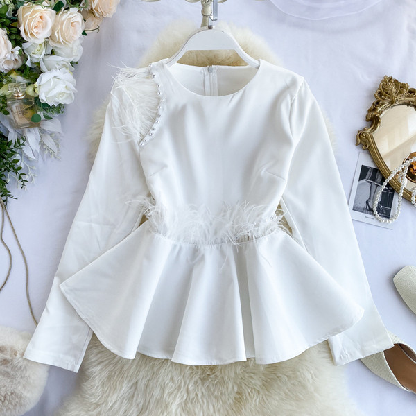 Stílusos női ing tollal és gyöngyökkel fehér és fekete színben