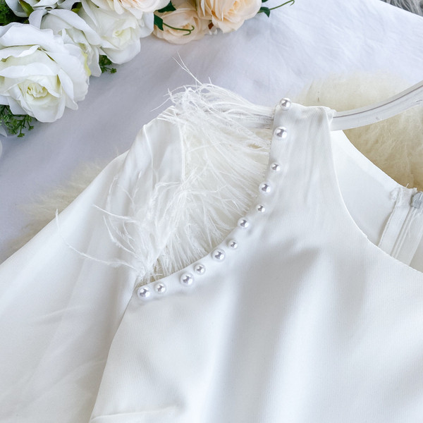 Stílusos női ing tollal és gyöngyökkel fehér és fekete színben
