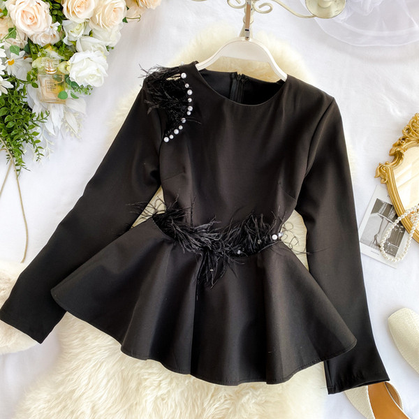 Stílusos női ing tollal és gyöngyökkel fehér és fekete színben