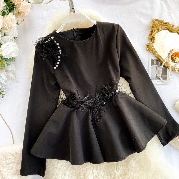 Stílusos női ing tollal és gyöngyökkel fehér és fekete színben