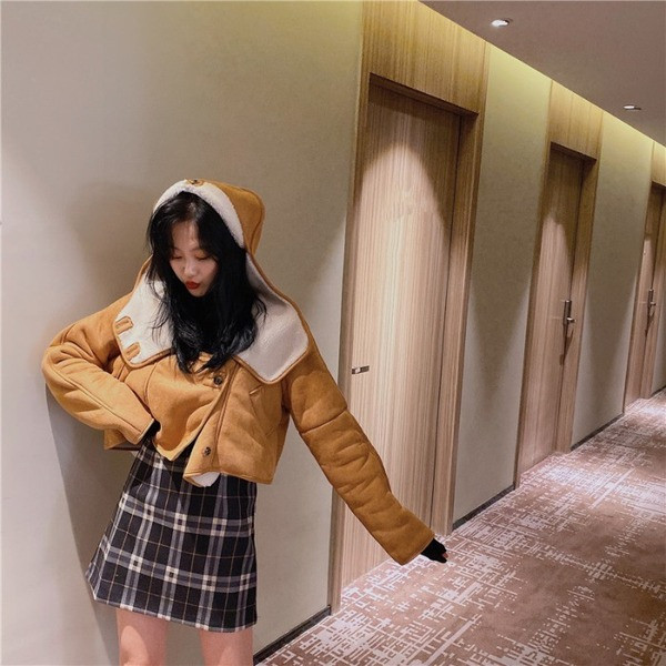 Geaca scurta de toamna-iarna de culoare maro cu captuseala calda