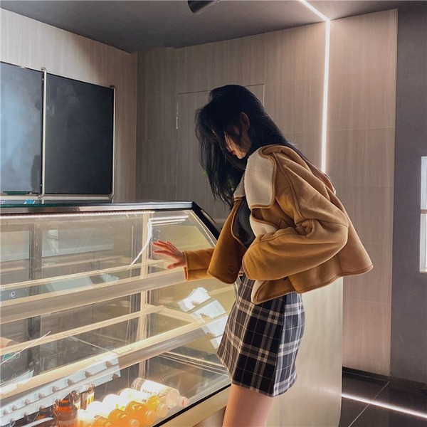 Geaca scurta de toamna-iarna de culoare maro cu captuseala calda