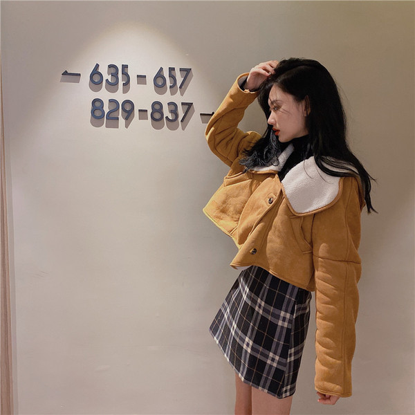 Geaca scurta de toamna-iarna de culoare maro cu captuseala calda