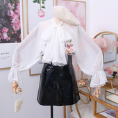 Νέο μοντέλο μοντέρνο γυναικείο πουκάμισο με φαρδιά μανίκια λωτού και κεντήματα σε άσπρο και μαύρο χρώμα