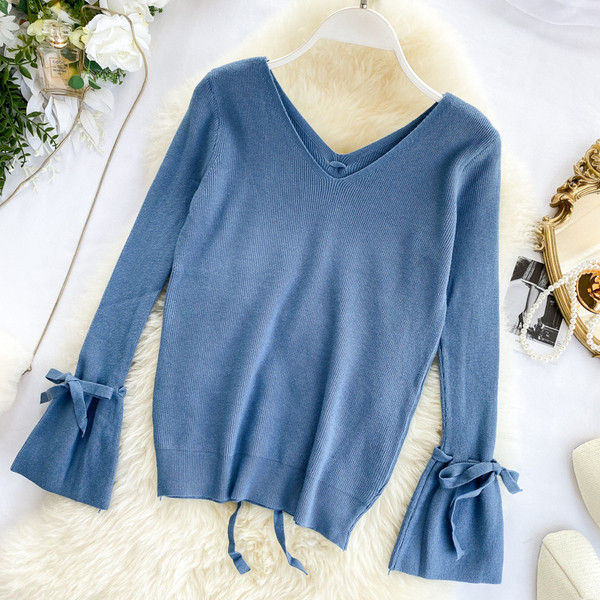 Μοντέρνο γυναικείο πουλόβερ με λαιμόκοψη σε διάφορα χρώματα