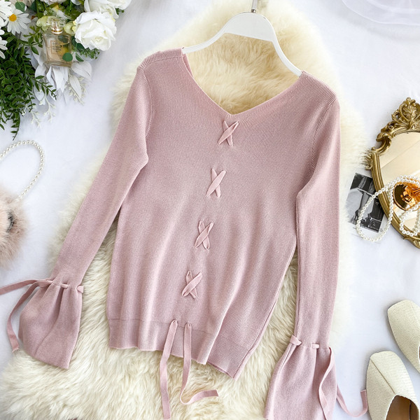 Μοντέρνο γυναικείο πουλόβερ με λαιμόκοψη σε διάφορα χρώματα