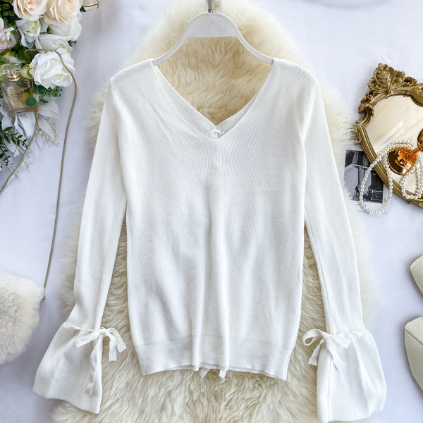 Μοντέρνο γυναικείο πουλόβερ με λαιμόκοψη σε διάφορα χρώματα