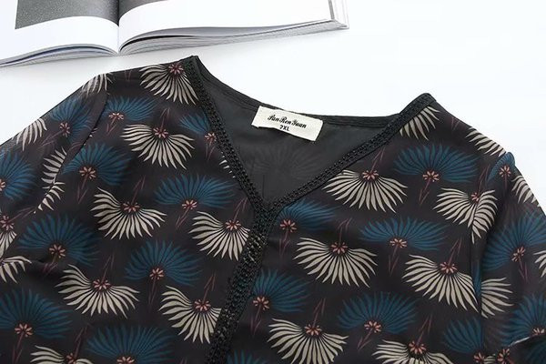 Rochie scurtă de damă modernă, cu decolteu adânc, în negru