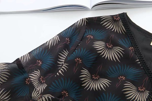 Rochie scurtă de damă modernă, cu decolteu adânc, în negru