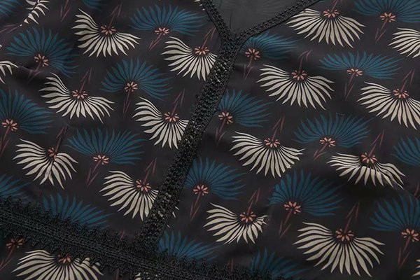 Rochie scurtă de damă modernă, cu decolteu adânc, în negru