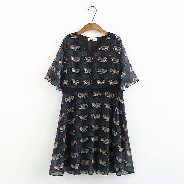 Rochie scurtă de damă modernă, cu decolteu adânc, în negru