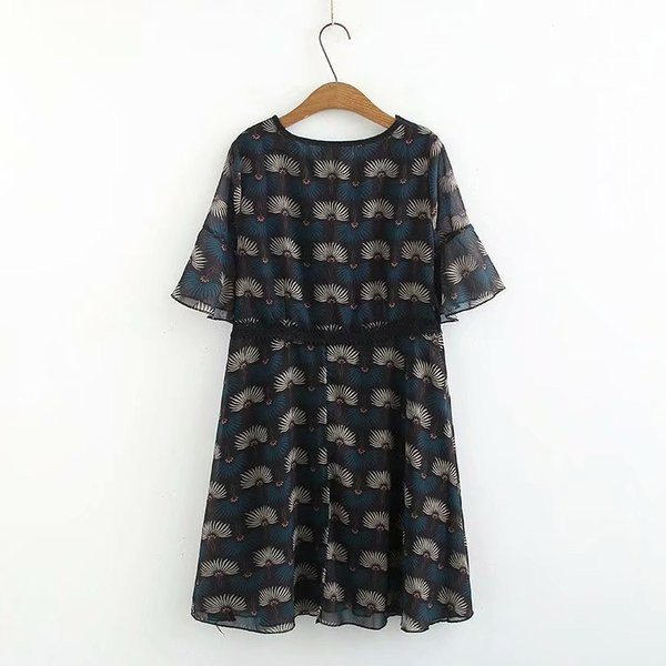 Rochie scurtă de damă modernă, cu decolteu adânc, în negru