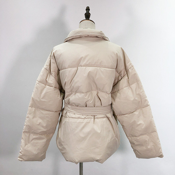 Χειμερινό γυναικείο μπουφάν με τσέπες και ζώνη σε μπεζ χρώμα