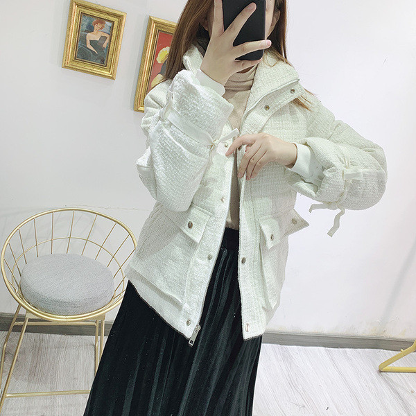 Geaca scurta de iarna cu buzunare de culoare deschisa