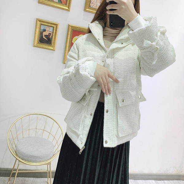 Geaca scurta de iarna cu buzunare de culoare deschisa